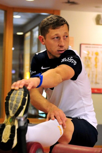 Piłkarz Pogoni Michał Janota podczas ćwiczeń na siłowni