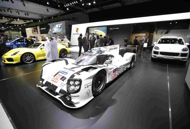 Dubaj jest miastem o największej liczbie samochodów na świecie. Według danych Biura do spraw Transportu i Dróg na tysiąc mieszkańców przypada 540 samochodów czyli więcej niż w Nowym Jorku i Londynie.  Na zdjęciu: Dubai International Motor Show: stoisko marki Porsche EPA/ALI HAIDER Dostawca: PAP/EPA.