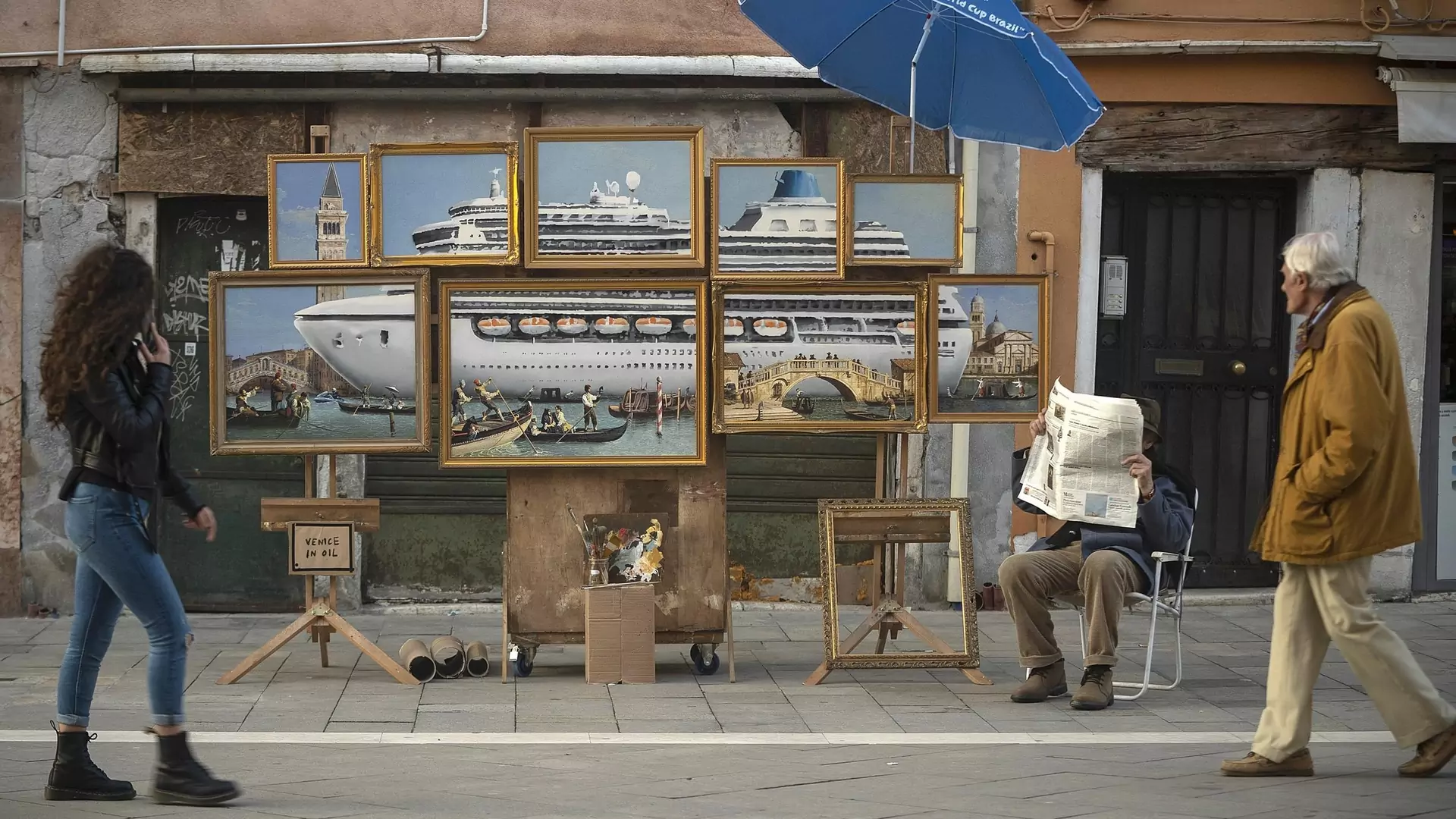 Banksy udawał ulicznego sprzedawcę w Wenecji. Policja go przegoniła