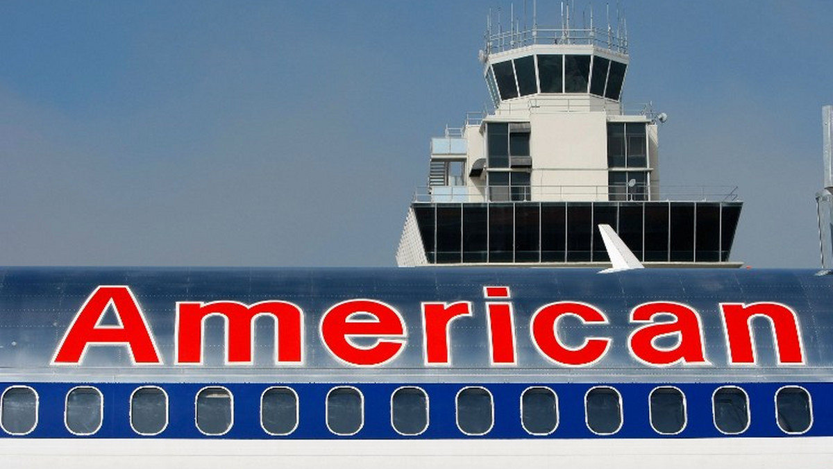 Linie lotnicze American Airlines poinformowały, że z powodu problemów z komputerem wstrzymały starty wszystkich swych samolotów do godziny 16 czasu chicagowskiego (23 czasu polskiego).