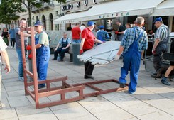 'Kto eskaluje napięcie - policja czy osoby, które utrudniają jej pracę?'. KGP podsumowuje kolejną miesięcznicę smoleńską