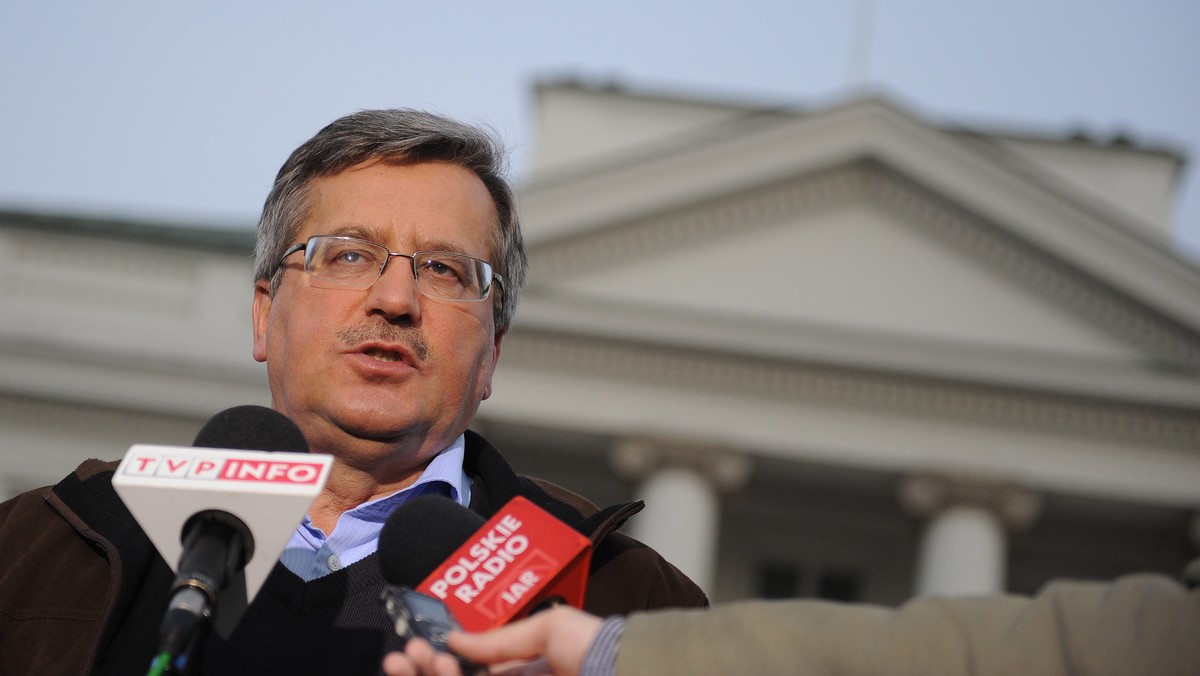 Prezydent Bronisław Komorowski spotka się jutro w Pałacu Prezydenckim z załogą Boeinga 767, który awaryjnie lądował na warszawskim lotnisku. W uroczystości weźmie udział także personel naziemny lotniska. Kancelaria Prezydenta zapowiada, że podczas spotkania Bronisław Komorowski wręczy odznaczenia państwowe.