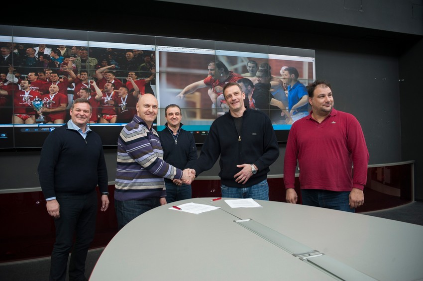 Igor Velimirović, urednik sportske rubrike "Blica", i Viktor Jelenić, predsednik VK Crvena zvezda, posle potpisivanja ugovora