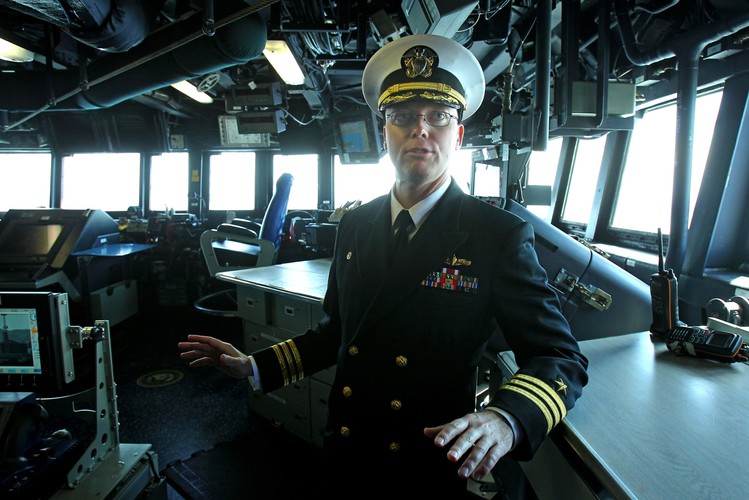 Kapitan okrętu komandor porucznik Darren T. Dugan na mostku kapitańskim. Amerykański niszczyciel rakietowy typu Arleigh Burke USS Jason Dunham zawinął 6 bm., z wizytą do portu w Gdyni.  <br><br>fot. (mgo) PAP/Piotr Wittman