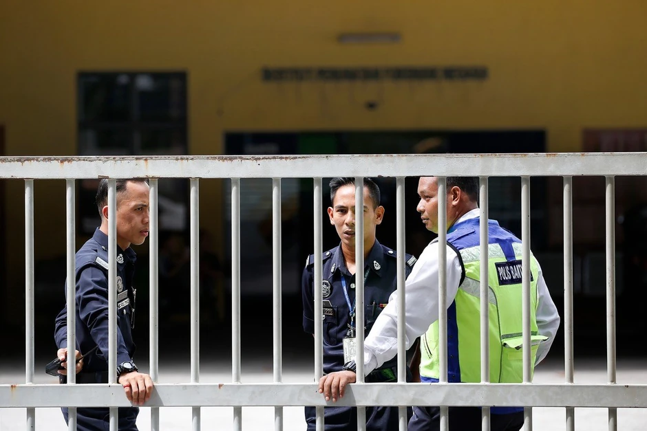 Policija ispred forenzičkog odeljenja bolnice u kojem je obavljena autopsija 