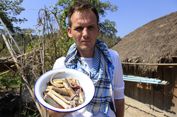 Obiad z węża w pierwszym odcinku nowego programu Pascala