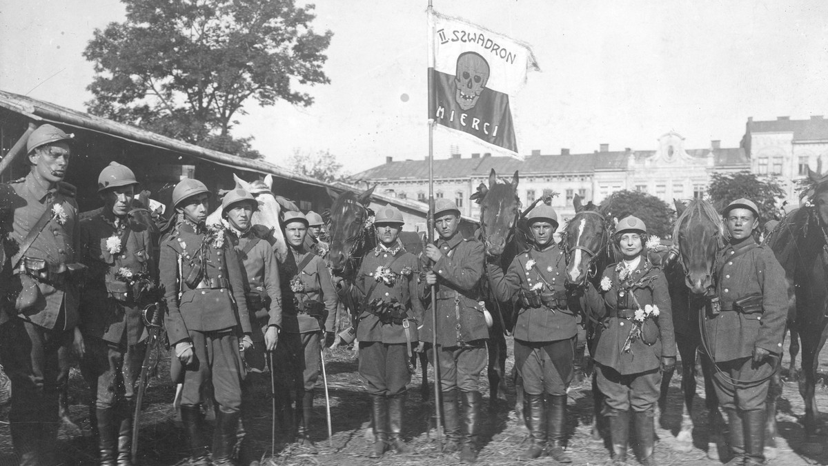 II szwadron tzw. huzarów śmierci wchodzący w skład III Dywizjonu Jazdy Małopolskich Oddziałów Armii Ochotniczej. Lwów, 1920 r.