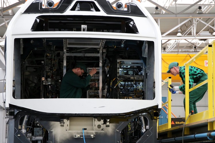 'Spółka według swojej najlepszej wiedzy przewiduje w 2016 w segmencie elektrycznych zespołów trakcyjnych ogłoszenie przez kilku beneficjentów (7-8) postępowań o udzielenie zamówienia publicznego na zakup trójczłonowych lub czteroczłonowych EZT w liczbie około 80 sztuk z terminem realizacji rozpoczynającym się w pierwszym kwartale 2017 roku' - czytamy w raporcie rocznym. 


<br><br>  fot. (ukit) PAP/Grzegorz Momot