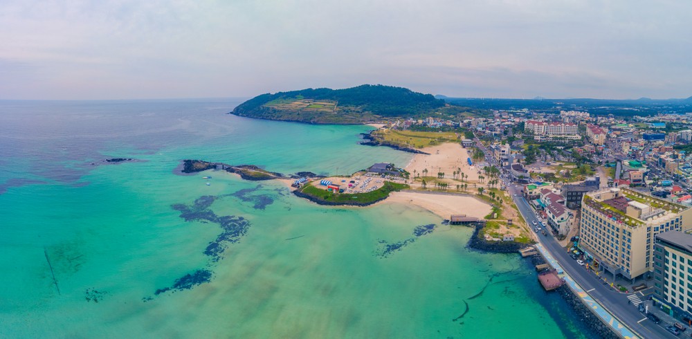 Pohľad zvrchu na slávnu Hamdeok Beach