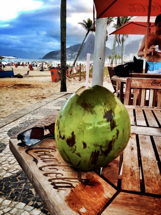 Kokosy to podstawowy napój w Rio. Dziennie pije się ich kilka tysięcy, niestety pozostaje po nich skorup.