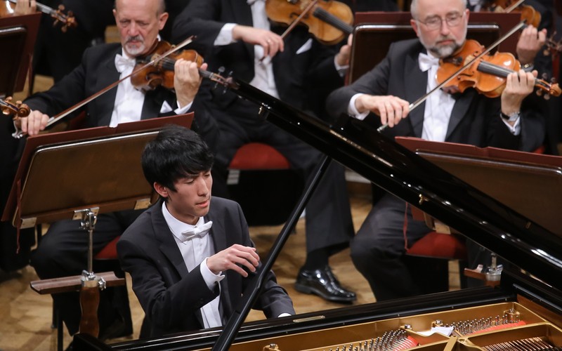 <strong>IV miejsce - Eric Lu</strong>
<br></br>
Tuż poza podium, na 4. miejscu, uplasował się Eric Lu ze Stanów Zjednoczonych, który swój koncert wykonał w Filharmonii Narodowej w Warszawie w drugim dniu etapu finałowego.
<br></br>