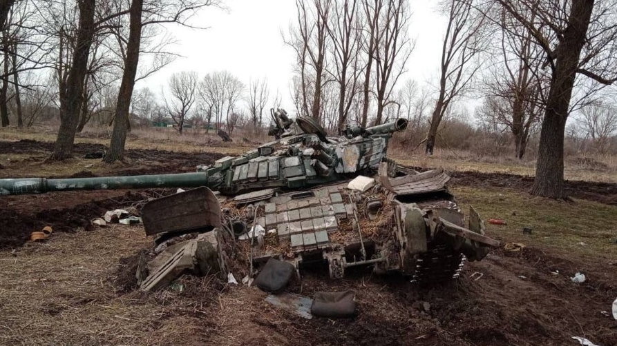 Czołg rosyjski pozostawiony przez żołnierzy w rejonie miasta Czernihów