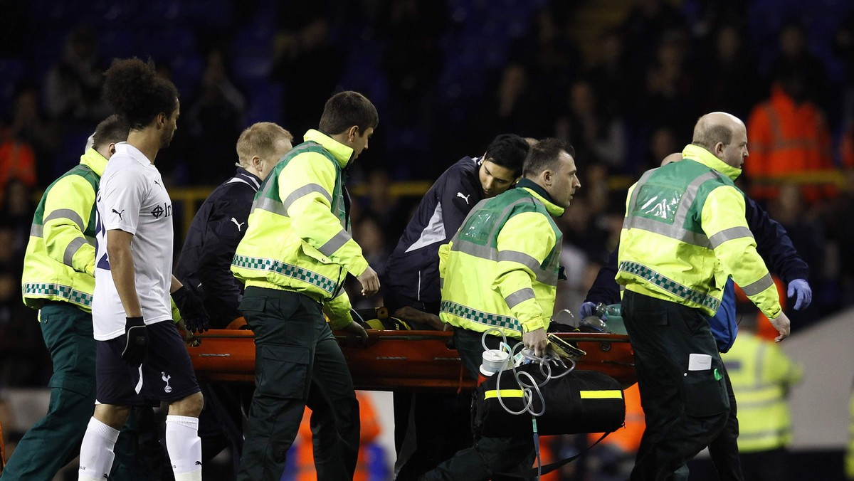 Do wielkiej tragedii doszło podczas ćwierćfinałowego meczu Pucharu Anglii, w którym Tottenham Hotspur podejmował Bolton Wanderers. W 42. minucie piłkarz gości Fabrice Muamba stracił przytomność i padł na murawę. Brytyjskie media doniosły, że lekarze podjęli akcję reanimacyjną. Najnowsze doniesienia mediów brytyjskich mówią o tym, że piłkarz trafił na kardiologiczny oddział intensywnej terapii. Według "The Independent" jego stan jest krytyczny.