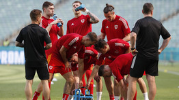 Foci Eb: Gareth Bale és a svájciak két ásza is a kezdőcsapatban, rögtön indul a szombati program