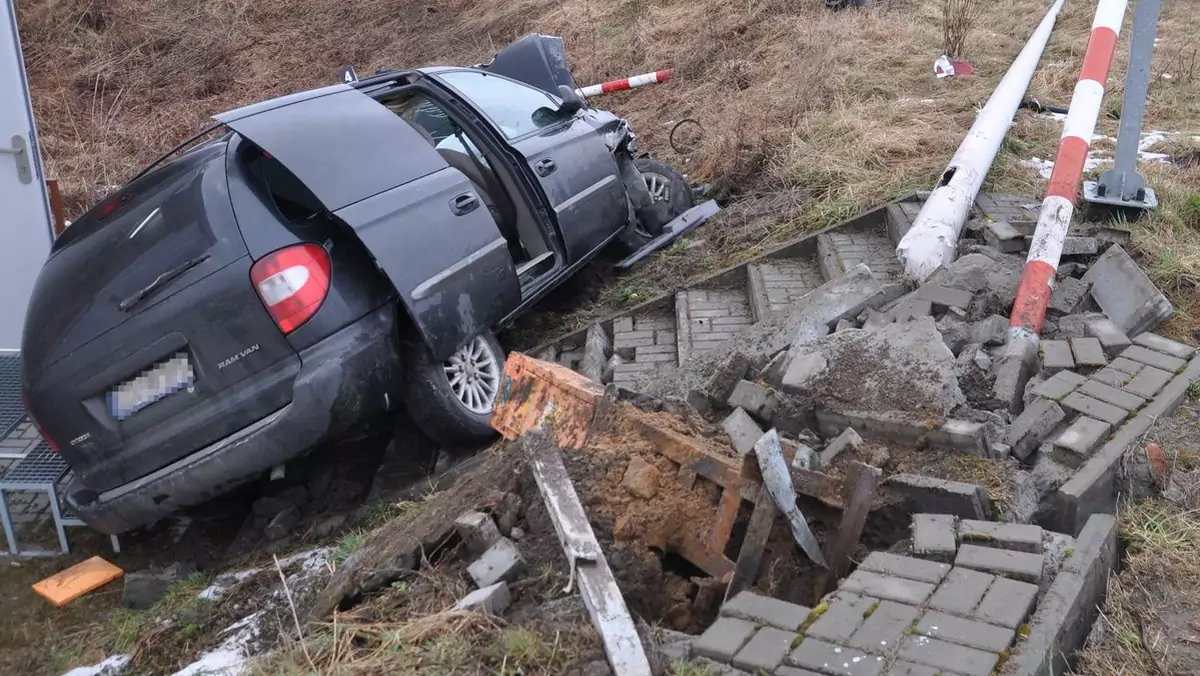 Rozbity Chrysler pod Łukowem