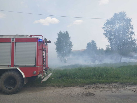  Pożar nieużytków rolnych wzdłuż torów kolejowych wzdłuż torów w Bukownie