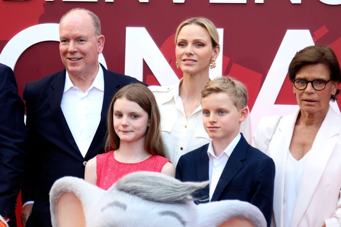Albert od Monaka i princeza Šarlin sa svojom decom i princezom Stefani