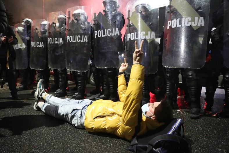 Demonstranci oraz funkcjonariusze policji podczas protestu przeciwko zaostrzeniu prawa aborcyjnego