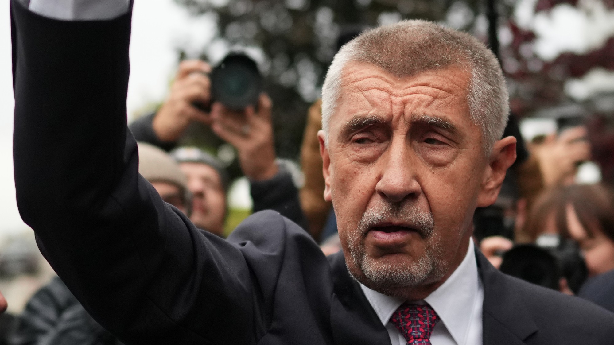 Český expremiér a predseda opozičného hnutia ANO Andrej Babiš ukazuje víťazné gesto počas príchodu do volebného štábu ANO po druhom dni volieb do Poslaneckej snemovne Parlamentu ČR v Prahe.