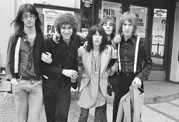 Grupa Patti Smith podczas trasy koncertowej w Kopenhadze, maj 1976 r. Od lewej stoją: Lenny Kaye, Richard Sohl, Patti Smith, Ivan Kral i Jay Dee Daugherty