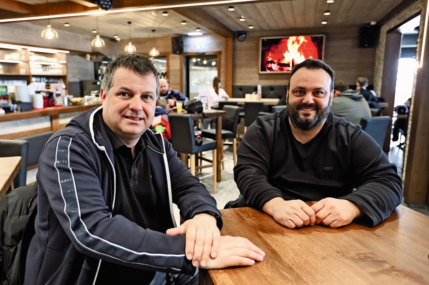 Naša prednost je što posedujemo sve – od smeštaja, ski liftova, iznajmljivanja opreme i skija, ugostiteljstva i tako dalje – što generiše dovoljno prihoda da bismo mogli da ulažemo i omogućimo da zarađeni novac ostaje u lokalnoj sredini, kaže Boštjan Paradiž