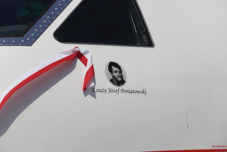 Po katastrofie smoleńskiej i rozformowaniu 36. specjalnego pułku lotnictwa transportowego i utworzeniu w jego miejsce 1. Bazy Lotnictwa Transportowego wojsko zapewnia przewozy VIP śmigłowcami i samolotami transportowymi; przedstawiciele władz korzystają też z samolotów pasażerskich czarterowanych od PLL LOT.