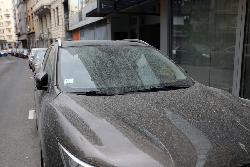 .Prljavi automobil, pesak iz Sahare