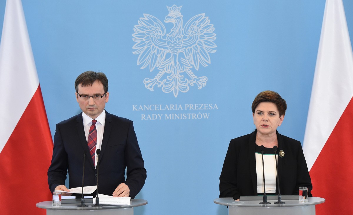 Premier Szydło na wspólnej konferencji z ministrem sprawiedliwości Zbigniewem Ziobrą.