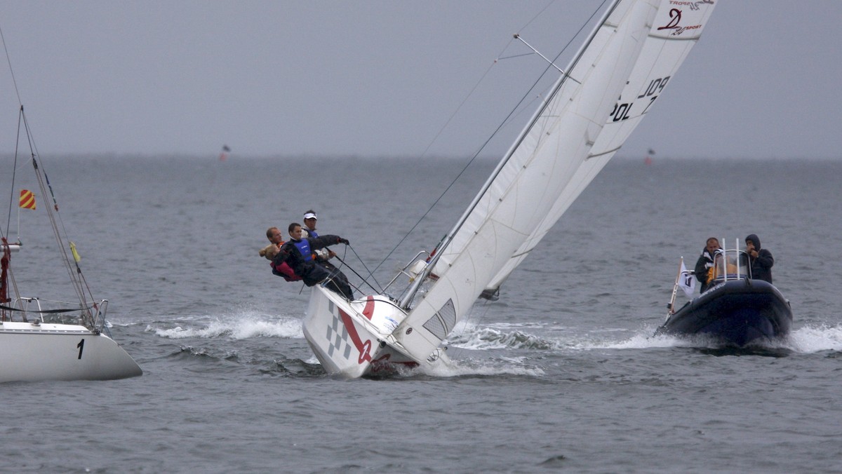 W mistrzostwach Europy olimpijskiej klasy 49er, które rozgrywane są w ramach Gdynia Sailing Days, odbyły się w czwartek pierwsze wyścigi finałowe. Pech nadal nie opuszcza Polaków. Łukasz Przybytek i Kamil Zwolak w grupie srebrnej awansowali na siódme miejsce w punktacji nieoficjalnej, ale ta pozycja może się zmienić na gorszą, gdyż na Biało-Czerwonych protest złożyli Niemcy Erik Heil, Thomas Ploessel.