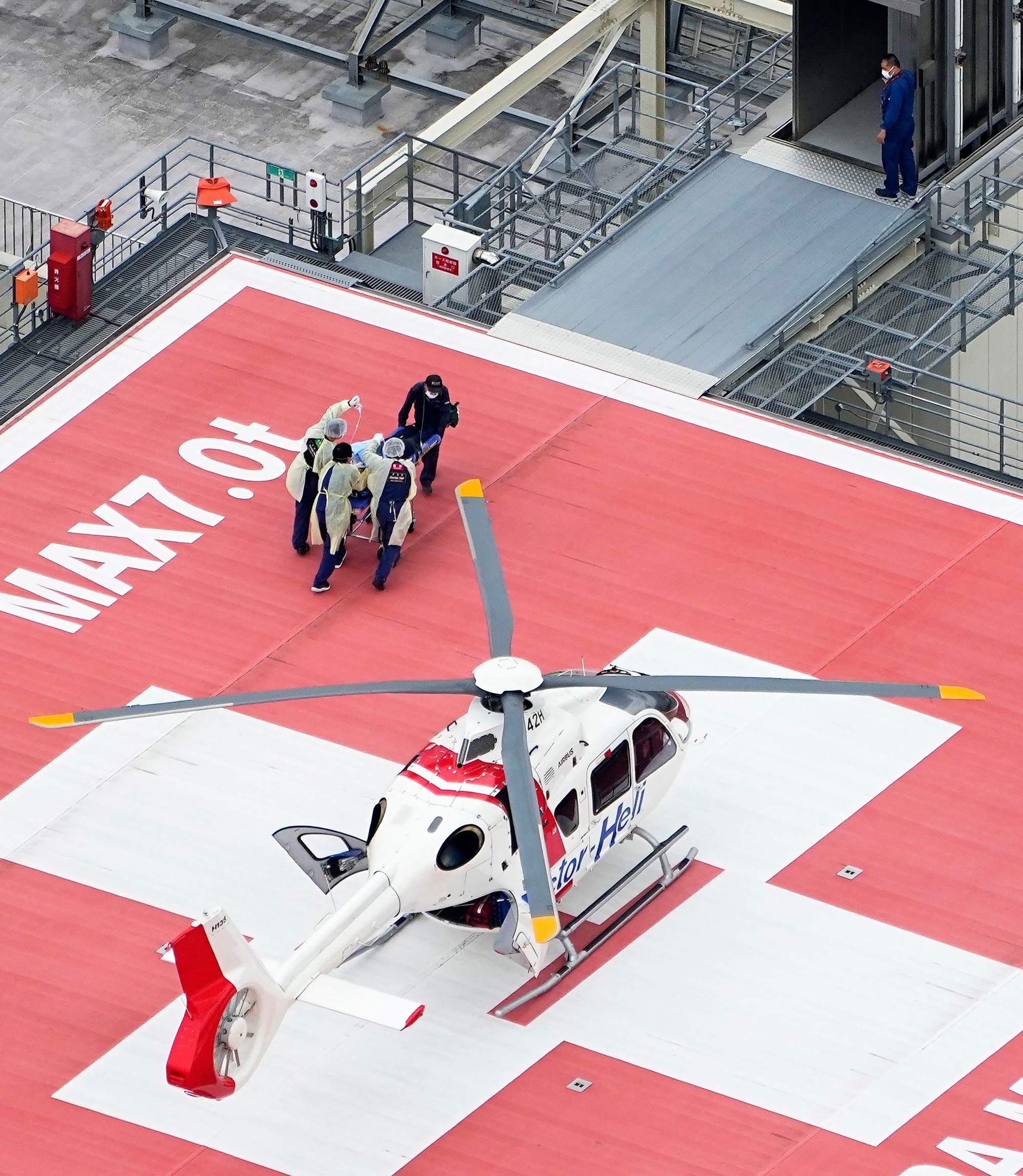 Expremiéra hospitalizovali a základné životné funkcie uňho neboli prítomné. 