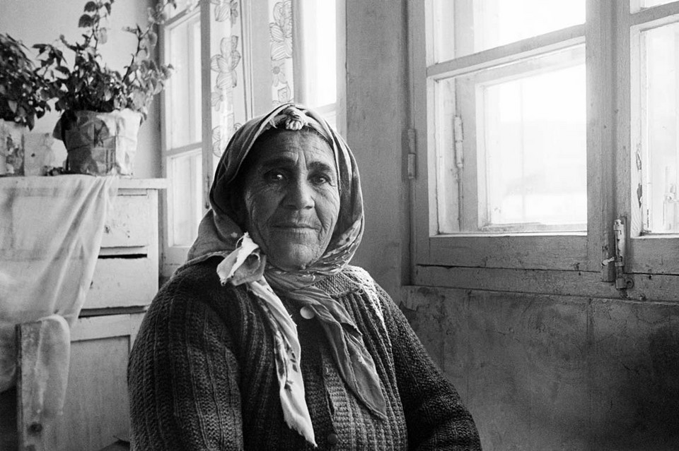 Armenka, którą Asja kojarzy z wyprawy do małej wioski nad jeziorem Sewan w Armenii w 1976 roku. Kobieta zaprosiła je do domu. I chociaż nic nie rozumiały, co do nich mówiła, czuły jej ciepło i przyjaźń. 