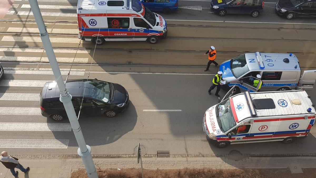 Dwóch pieszych, którzy na ulicy Nowe Ogrody zostali potrąceni przez samochód, trafiło do szpitala. Kierowca był trzeźwy. Do wypadku doszło dzisiaj po godzinie 10 na ulicy Nowe Ogrody, na przejściu dla pieszych.