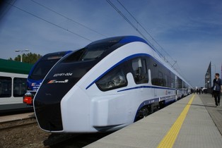 Polacy wybierają pociągi. Ponad 32 mln pasażerów skorzystało we wrześniu z kolei. Przewieziono mniej towarów