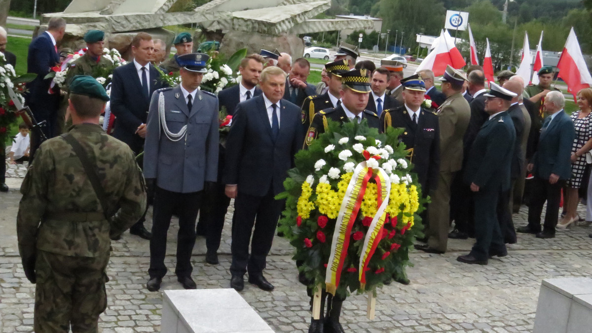 W południe w całym mieście zawyły syreny, a chwilę później pod Pomnikiem Obrońców Białegostoku rozpoczęły się uroczystości z okazji 77. rocznicy agresji niemieckiej na Polskę. Kapelani wojskowi trzech wyznań odmówili okolicznościową modlitwę.