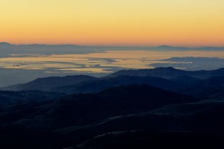 Giganci technologiczni zwalniają nie tylko tempo. Prężne startupy rekrutują