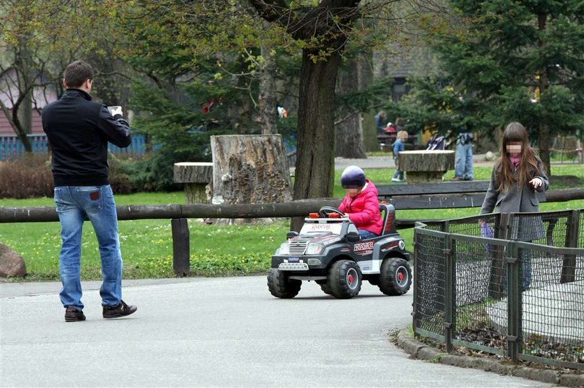 Dubieniecki z córkami w zoo