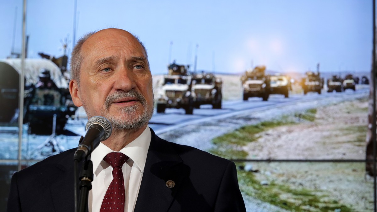 Szef MON Antoni Macierewicz, odnosząc się do wyników ekshumacji ofiar katastrofy smoleńskiej, powiedział, że "dramat byłby nieporównywalnie mniejszy, gdyby ówczesne władze chciały badać tragedię smoleńską". Podziękował "rodzinom tych, którzy polegli w Smoleńsku" za wysiłek, wytrwałość i odwagę.