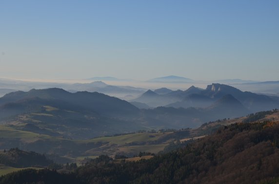 Małe Pieniny. Widoki ze szlaku ze Szczawnicy na Wysoki Wierch i Wysoką.