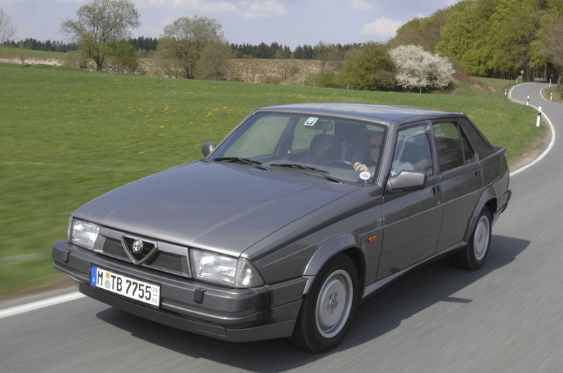 Alfa Romeo 75 - Jubileuszowy model z turbodopingiem