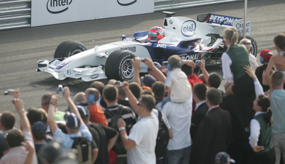 WYŚCIGI SAMOCHODOWE F1 BMW SAUBER PIT LANE PARK