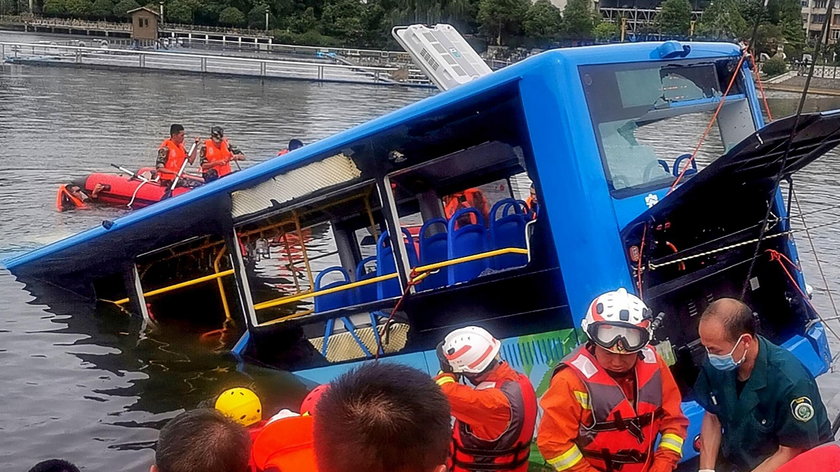 Kierowca autobusu celowo wjechał do jeziora