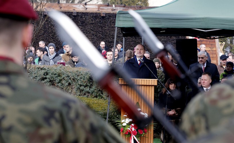 Minister obrony narodowej Antoni Macierewicz podczas uroczystości upamiętniających pierwszy zrzut cichociemnych