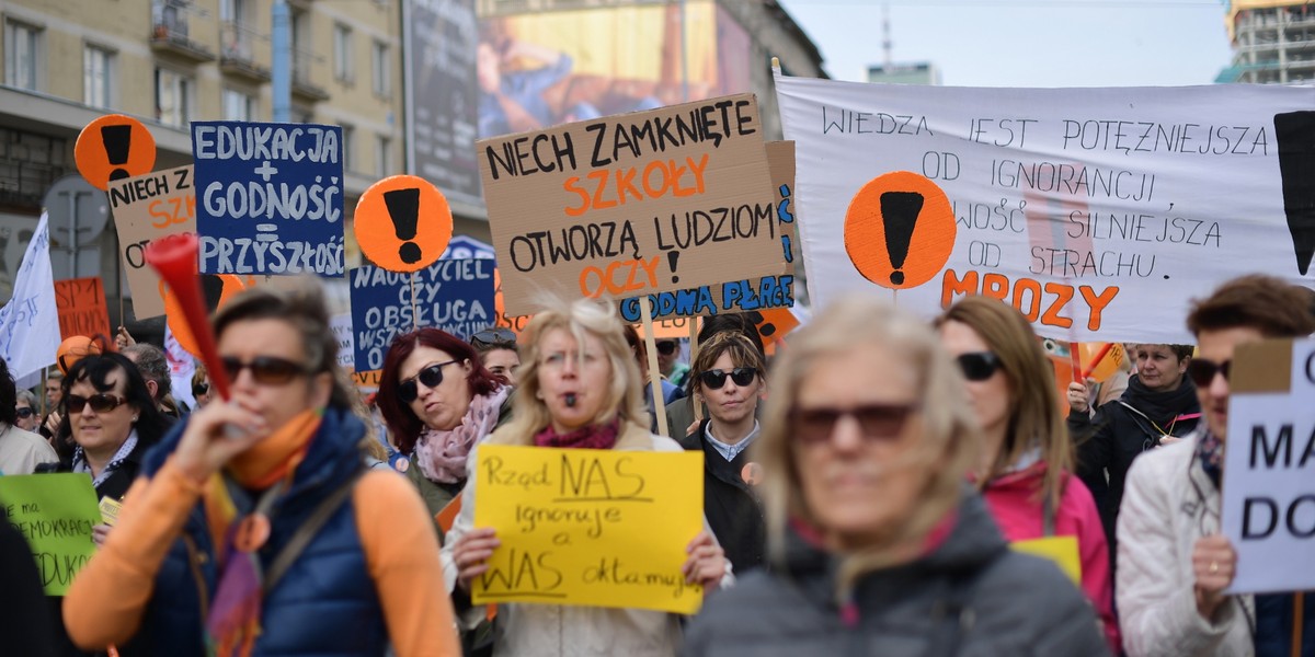 Prezes Kaczyński ma propozycje dla nauczycieli. Chodzi. m.in. o wcześniejsze emerytury i dobrowolny wybór czasu pracy - pisze "DGP".