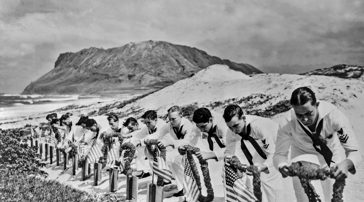 Oahu, Hawaii, 1941. december A Kaneohe Naval Air Station tengerészei feldíszítik a Pearl Harborban 1941. december 7-én meggyilkolt tengerésztársaik sírját/Fotó: Northfoto