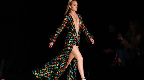 A Versace 20 évvel később újraálmodta Jennifer Lopez legendás meztelenruháját