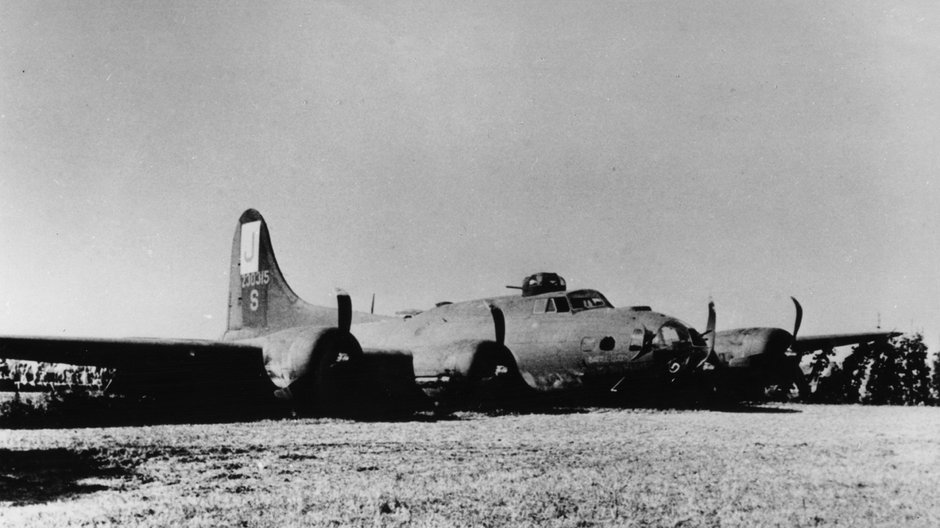 Boeing B-17F  z 390. Grupy Bombowej po przeprowadzonym 17 sierpnia 1943 roku lądowaniu przymusowym w okolicy Brna w Szwajcarii.