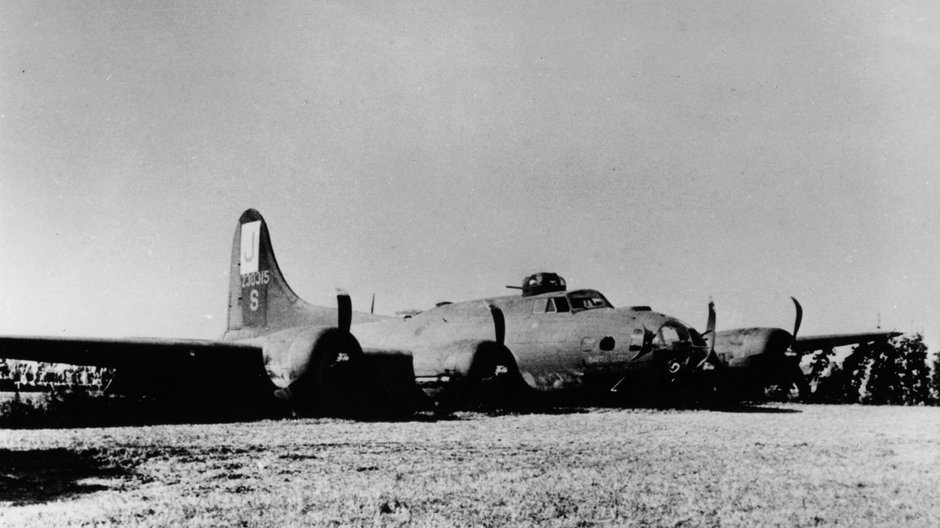 Boeing B-17F  z 390. Grupy Bombowej po przeprowadzonym 17 sierpnia 1943 roku lądowaniu przymusowym w okolicy Brna w Szwajcarii.