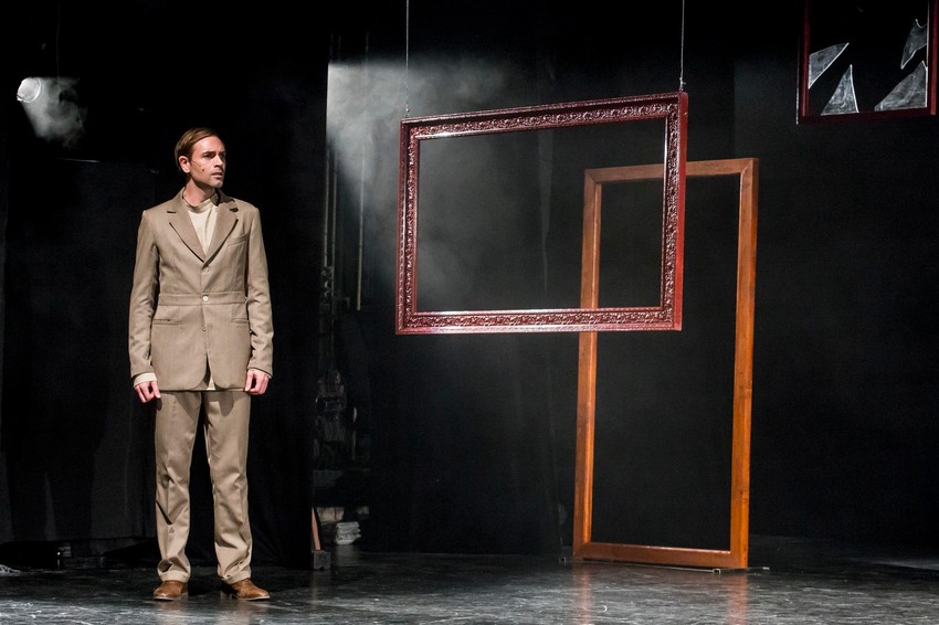 Scena iz predstave ''Jesenjin'' Novosadskog pozorišta