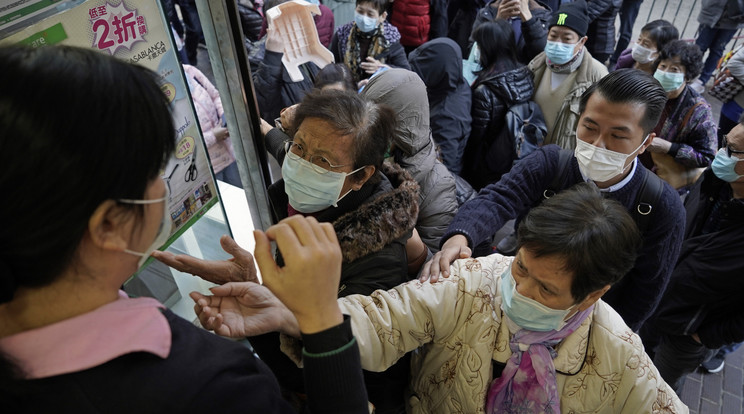 Több kínai csaport lemondta szállásfoglalását a koronavírus miatt /Fotó: MTI/AP/Kin Cheung