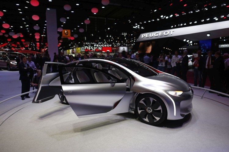 Renault przedstawia rewolucyjny model Eolab, który (jak zapewnia producent) potrafi przejechać 100 km na jednym litrze paliwa. Prototyp  Eolab koncern przedstawiła kilka miesięcy temu. Według założeń auto napędzane jest litrowym 3-cylindrowym silnikiem o mocy 75 KM, który współdziała z 68-konnym silnikiem elektrycznym. <br><br> fot. Simon Dawson/Bloomberg.